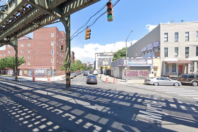 Myrtle Avenue and Evergreen Avenue in an October 2019 Google Maps image.